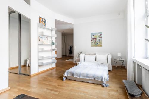 赫尔辛基Cozy, spacious and calm city home - top location的白色卧室配有床和镜子