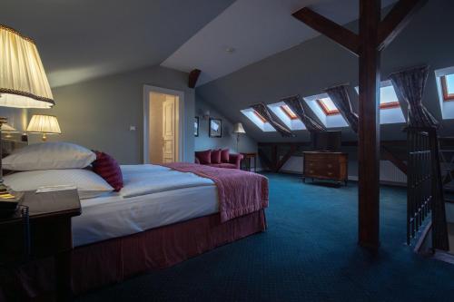 布拉格自由酒店的一间卧室配有一张床,另一间房间设有天窗