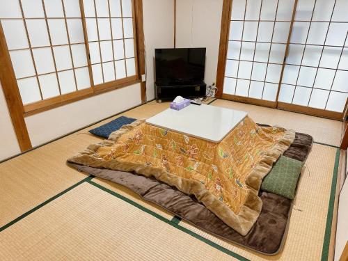 东京Tokyo Kamakura House的一张位于房间地板上的床铺