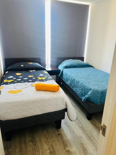伊基克Departamento Vista al Mar的一间卧室设有两张床和窗户。
