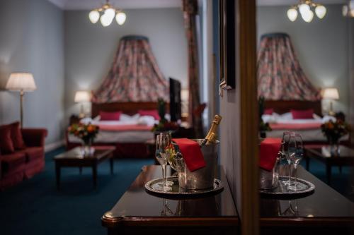 布拉格自由酒店的酒店客房,设有两张床和一张带酒杯的桌子
