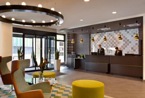 美因河畔法兰克福法兰克福市中心馨乐庭酒店的一个带前台和两人的办公大厅