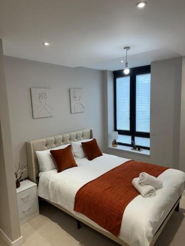 伦敦Richardson Deluxe Apartments (2-Bed)的一间卧室设有一张大床和一个窗户。