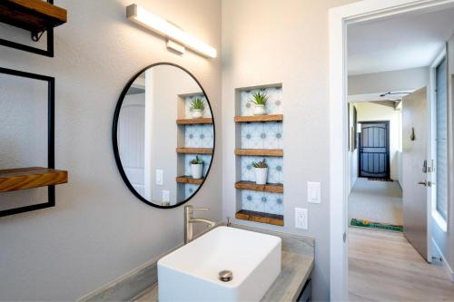 科纳CheCaHale: Gorgeous Top Floor Corner With AC的一间带水槽和镜子的浴室