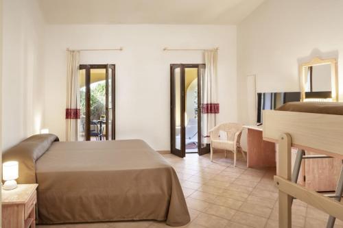 巴哈撒丁岛Hotel Sole Mare的酒店客房带一张床铺、一张书桌和一间卧室