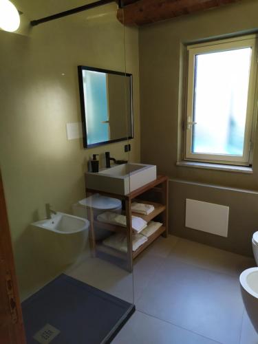 巴格里亚斯卡都托别墅公寓酒店的一间带水槽和镜子的浴室