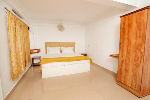 蒙纳EL LORA RESlDENCY的一间卧室配有一张床和一扇木门