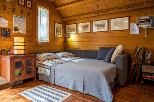 San Giovanni GeminiCasetta Pizziddu的小木屋内一间卧室,配有一张床