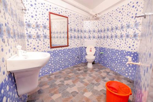 蒙纳EL LORA RESlDENCY的一间带卫生间、水槽和镜子的浴室
