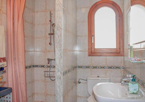 卡拉桑塔尼La Ardilla by dracmallorca的一间带水槽和卫生间的浴室以及窗户。