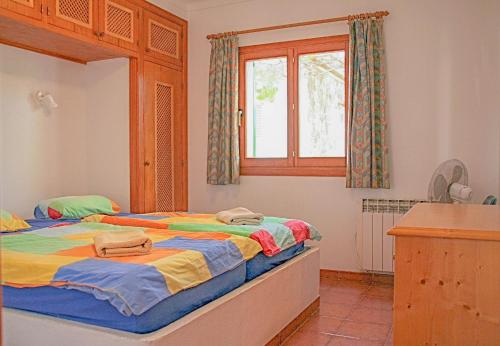 卡拉桑塔尼La Ardilla by dracmallorca的一间卧室设有两张床和窗户。