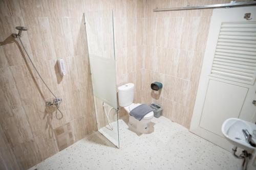 班达楠榜Elephant Inn and Suite by Sajiwa的带淋浴、卫生间和盥洗盆的浴室