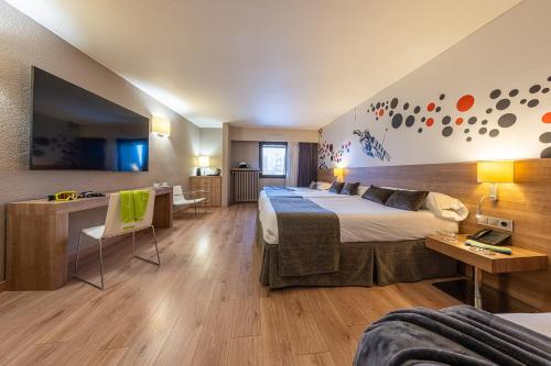 帕斯底拉卡萨斯波汀酒店的酒店客房设有一张大床和一张书桌。