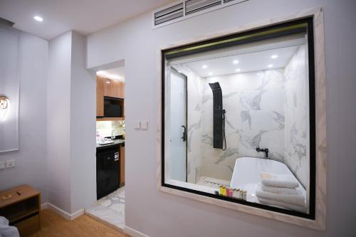 开罗Arabella Premium Residence - New Cairo的浴室设有带淋浴的大型玻璃窗。