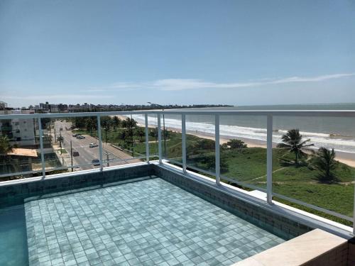 若昂佩索阿Paradise Beach Flat的享有海滩和海洋美景的阳台。
