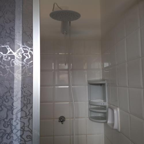 塞古罗港Apartamento inteiro n.24的带淋浴和肥皂机的浴室
