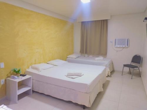 累西腓Hotel Boa Viagem Aeroporto的一间酒店客房,设有两张床和电视