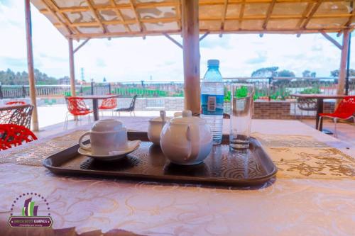 KirekaAmicus Hotel Kampala的茶盘,茶盘在桌子上