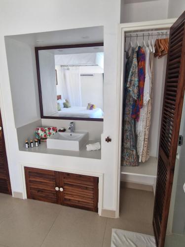 帕杰Dhow Inn Boutique Hotel的一间带水槽和镜子的浴室