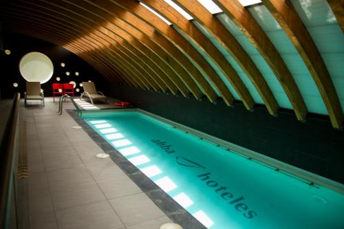 圣地亚哥abba Presidente Suites Santiago的天花板房间的游泳池