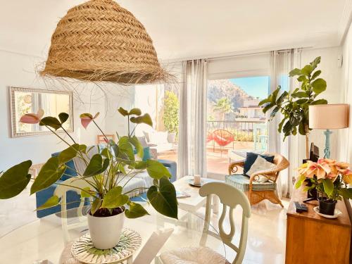 阿尔啼Can Luc Altea的客厅里设有植物桌子