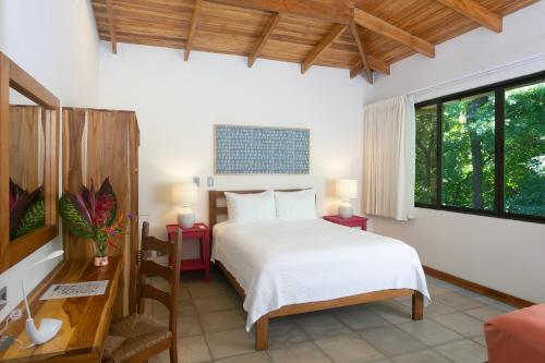 诺萨拉Olas Verdes Hotel的卧室配有白色的床和窗户。