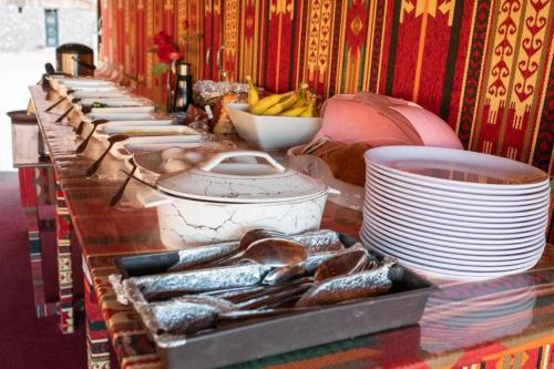 瓦迪拉姆Calm Camp的包括盘子和碗的食物的丰盛自助餐