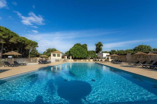 博尼法乔Camping Campo Di Liccia的蓝色海水大型游泳池