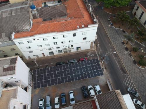 Três PontasHotel Ouro Verde的建筑物上方太阳能电池板的架空图