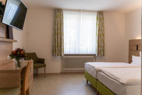西梅尔恩博尔格施洛申酒店的酒店客房设有床和窗户。