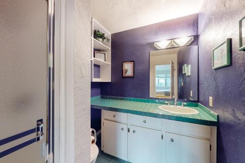 新港The Big View的紫色浴室设有水槽和镜子