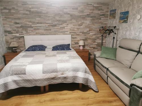 奥尔泰兹ACCUEIL LAFAYE21的一间卧室配有一张床和一张沙发