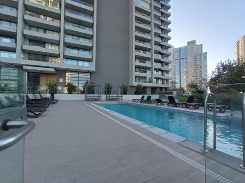 康康Departamento comodo y con hermosa vista, piscina 1703A的一座建筑物中央的游泳池