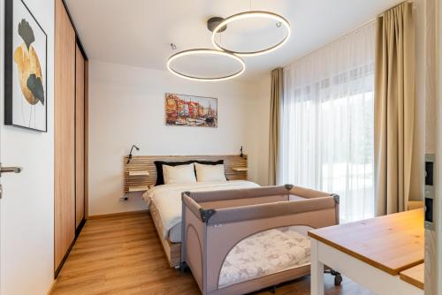 道尼库宾Apartmán na Kubínskej holi X33的一间卧室配有一张床和一个吊灯