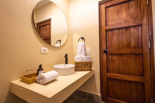 卡塔赫纳Casa Noa Colonial Rooms By SOHO的一间带水槽和镜子的浴室