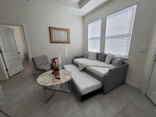 基西米Private Vacational Cozy Suite的客厅配有沙发和桌子