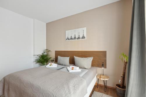 梅泽堡Ankommen und entspannen!的一间卧室配有一张带两个枕头的床