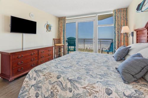 默特尔比奇2501 S Ocean Blvd, 0211 - Ocean Front Sleeps 8的一间卧室设有一张带电视的床和一个阳台。