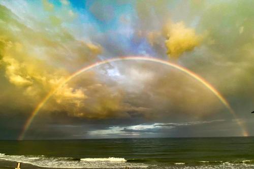 默特尔比奇2007 S Ocean Blvd, 0406 - Ocean Front Sleeps 10的海面上云天上的彩虹