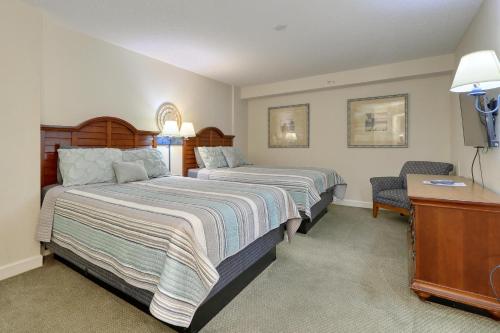默特尔比奇2501 S Ocean Blvd, 1115 - Ocean View Sleeps 8的酒店客房配有两张床和一张书桌
