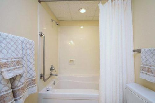 默特尔比奇2501 S Ocean Blvd, 1115 - Ocean View Sleeps 8的带浴缸和白色淋浴帘的浴室