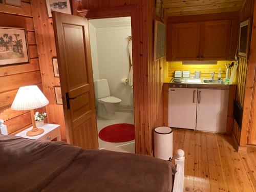 穆尔舍Timrad stuga i kanten av skogen med SPA möjlighet的一间卧室配有一张床,浴室设有水槽