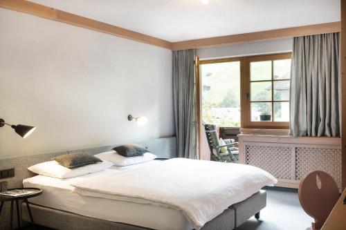 施图拜河谷新施蒂夫特圣荷尔豪斯酒店的一间卧室设有一张大床和一个窗户。