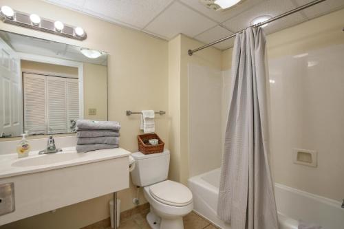 默特尔比奇2501 S Ocean Blvd, 1205 - Ocean Front Sleeps 6的浴室配有卫生间、盥洗盆和淋浴。