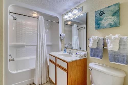 默特尔比奇1604 N Ocean Blvd, 0703 - Ocean Front Sleeps 6的一间带水槽、卫生间和淋浴的浴室