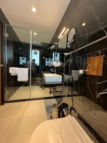 孟买Hotel Mumbai House, Malad的一间带水槽和镜子的浴室