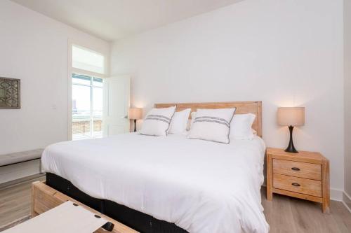 小石城Luxury at River Market的卧室设有一张白色大床和一扇窗户。