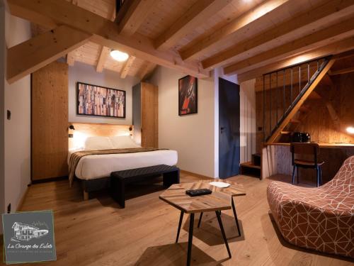 圣莫里斯堡La Grange des Eulets的一间酒店客房,设有一张床和一个楼梯