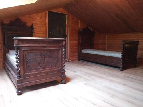 Villar PelliceShangri-La的小木屋内带两张床的房间