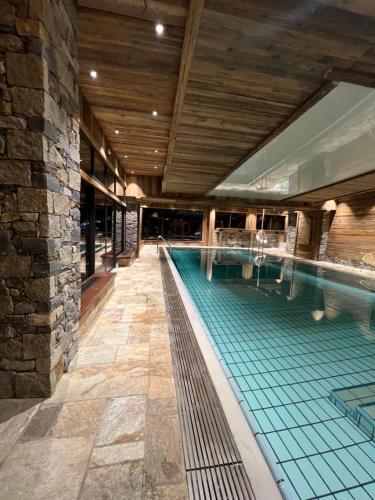 拉夏贝尔德邦达珂尼蒂思酒店的一座带木制天花板的建筑中的游泳池